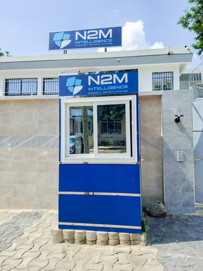 Poste de garde N2M à l’entrée d’un site sous surveillance