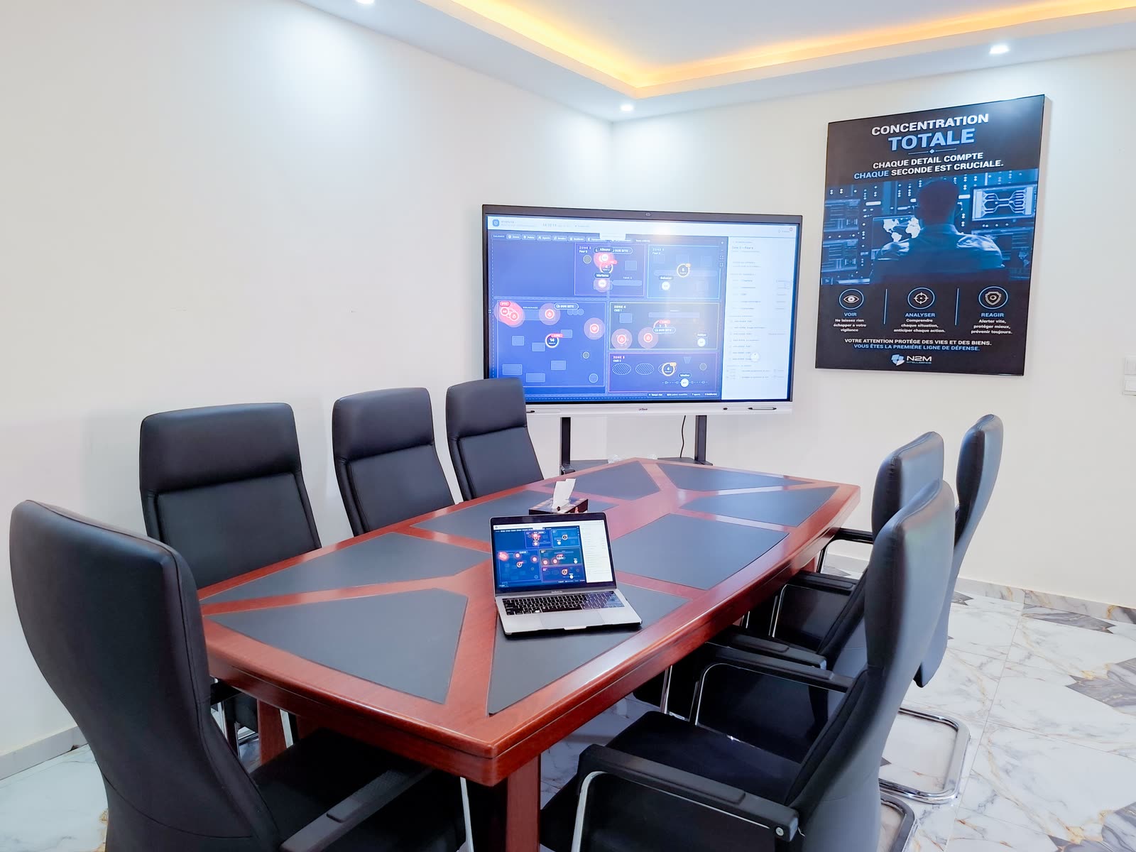 Salle de conférence équipée du siège de N2M Intelligence