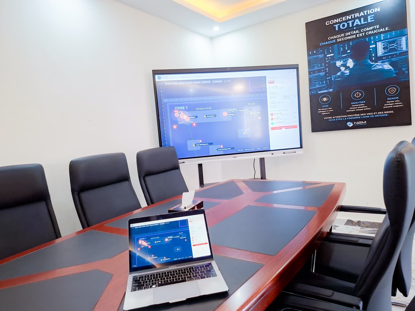 Salle de réunion équipée d’un écran de supervision
